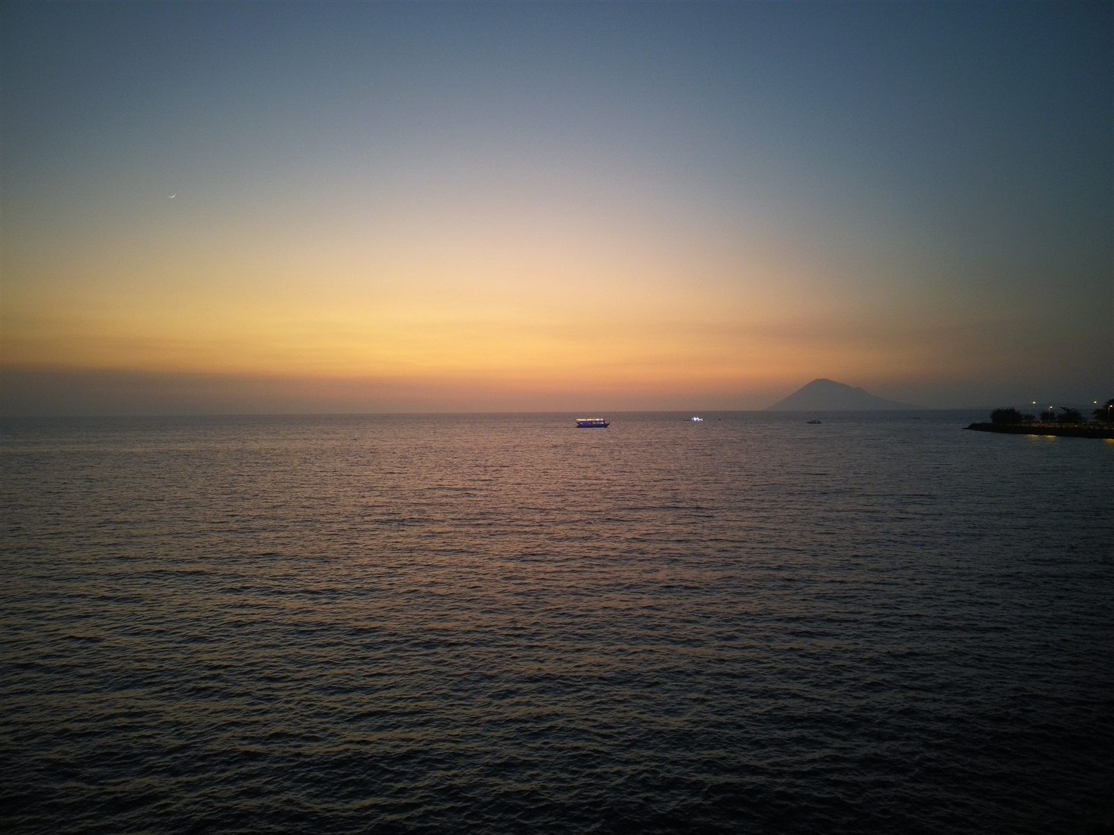 Sunset Pantai Manado